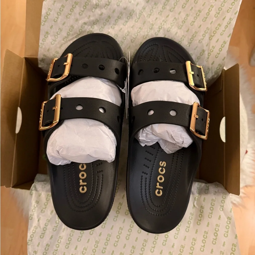 CROCS Metallic Buckle Saturday Sandal Size 9/10 NEW Black Gold Beach Resort - Picture 7 of 9